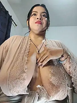 Snapshot of LucyDiamonds1 chatting on 10/18/25, 10:27 LucyDiamonds1 online show from 10/18/25, 10:27