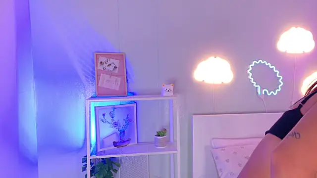 Snapshot of KeendraFox_ chatting on 10/27/25, 10:30 KeendraFox online show from 10/27/25, 10:30