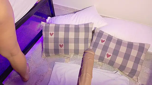 Snapshot of KeendraFox_ chatting on 11/11/25, 10:37 KeendraFox online show from 11/11/25, 10:37