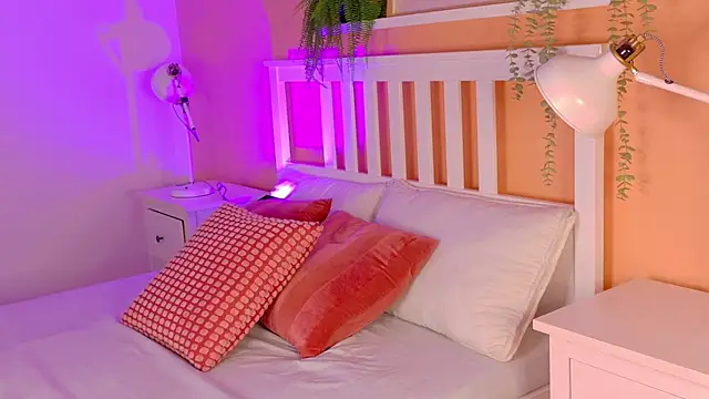 KeendraFox  online show from 04/05/26, 11:18