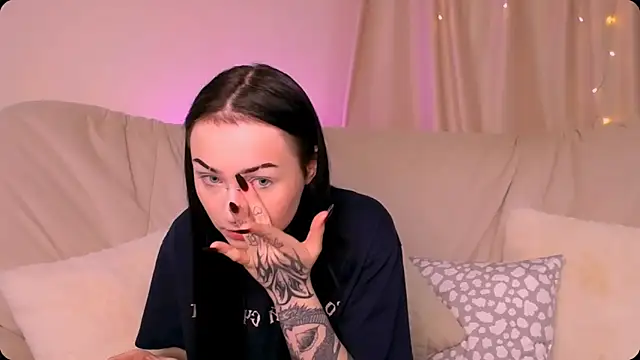 MollyKissy online show from 11/16/25, 09:37