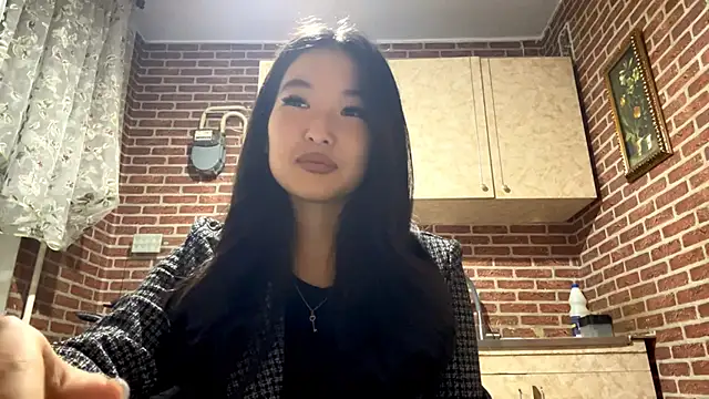 Snapshot of EmmaLeexth chatting on 10/30/25, 12:28 EmmaLeexth online show from 10/30/25, 12:28