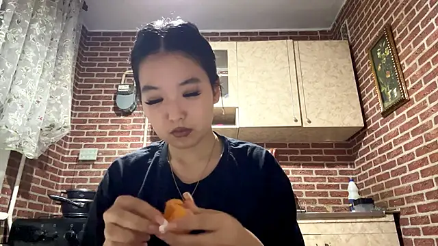 EmmaLeexth online show from 11/04/25, 12:59