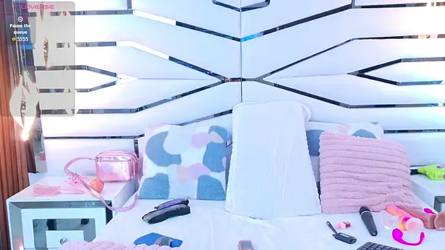 IrissBloom online show from 11/23/25, 07:13