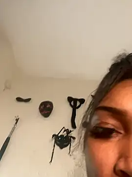 QUEENCALIMOD online show from 12/02/25, 04:29