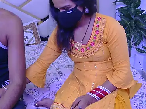 Snapshot of Lovelyy-couple chatting on 10/15/25, 04:56 Lovelyy-couple online show from 10/15/25, 04:56
