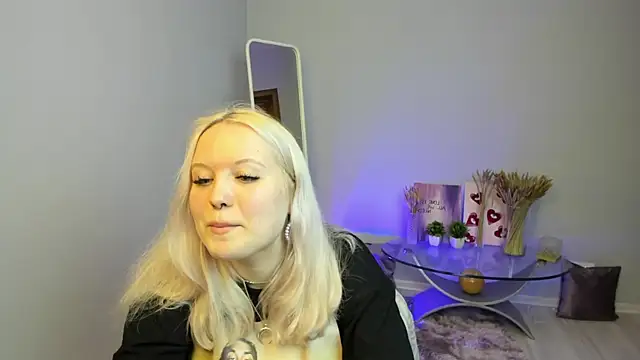 Snapshot of RoseThomas_ chatting on 09/25/25, 02:32 RoseThomas online show from 09/25/25, 02:32