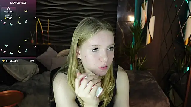 Layla Glam online show from 09/19/25, 08:05