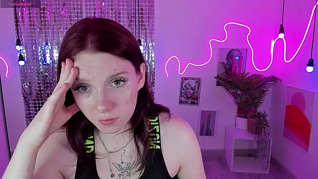 Layla Glam online show from 10/10/25, 01:32