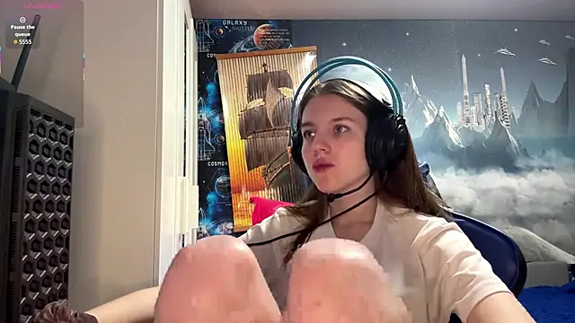 Elira Breeze online show from 04/23/26, 12:40