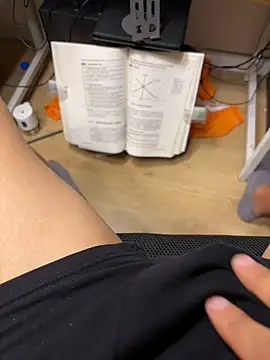 Snapshot of leeyoung_ chatting on 10/04/25, 02:15 leeyoung online show from 10/04/25, 02:15