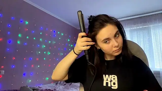 Snapshot of MollyPartey chatting on 10/14/25, 10:16 MollyPartey online show from 10/14/25, 10:16