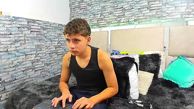 Julian wolf18 online show from 09/23/25, 01:47