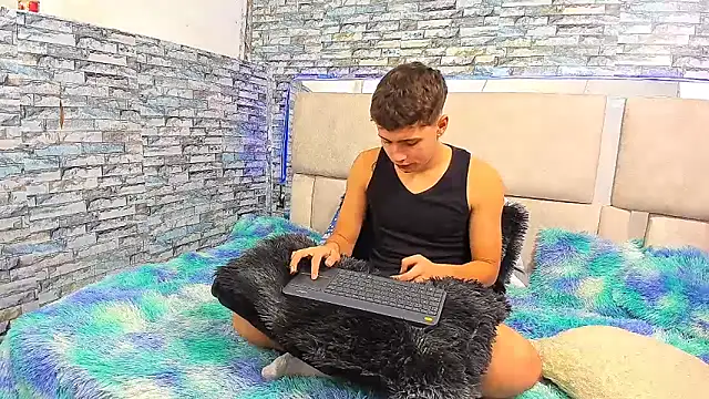 Julian wolf18 online show from 10/02/25, 02:13