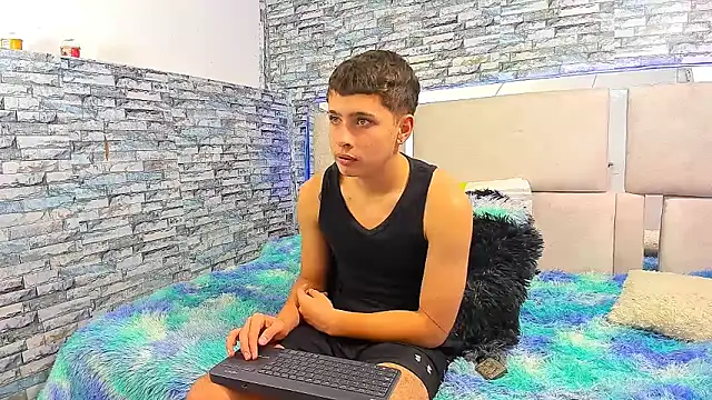 Julian wolf18 online show from 10/16/25, 03:35