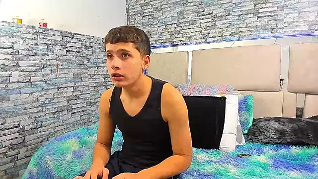 Julian wolf18 online show from 10/21/25, 03:35