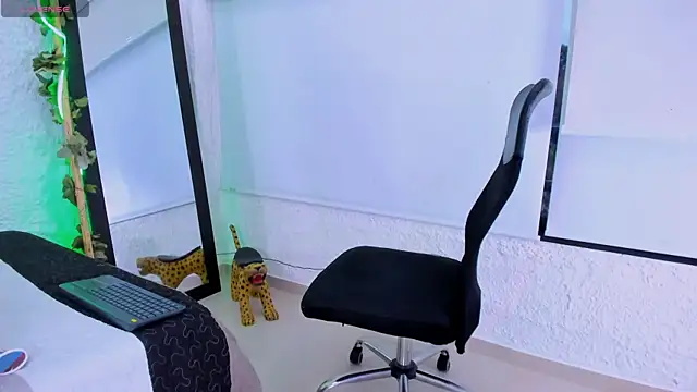 Snapshot of Rouse_Monroe chatting on 02/13/26, 11:28 Rouse Monroe online show from 02/13/26, 11:28