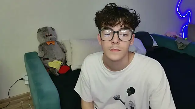 Snapshot of dreamgonetan chatting on 10/04/25, 12:47 dreamgonetan online show from 10/04/25, 12:47