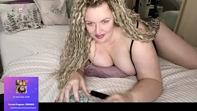 Snapshot of Nivika chatting on 10/03/25, 07:38 Nivika online show from 10/03/25, 07:38