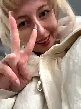 Snapshot of RonnieKiss chatting on 10/05/25, 04:11 RonnieKiss online show from 10/05/25, 04:11