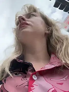 Snapshot of RonnieKiss chatting on 11/17/25, 04:29 RonnieKiss online show from 11/17/25, 04:29