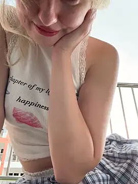 Snapshot of RonnieKiss chatting on 12/05/25, 06:00 RonnieKiss online show from 12/05/25, 06:00