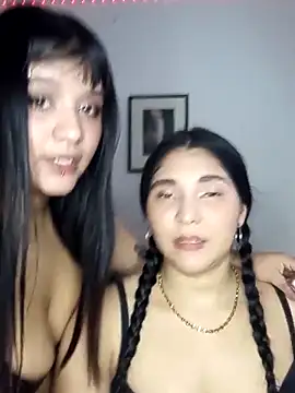 Snapshot of TwoForyouX chatting on 10/01/25, 04:07 TwoForyouX online show from 10/01/25, 04:07