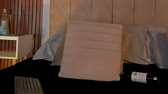 Lauraa saenz11 online show from 10/08/25, 11:30