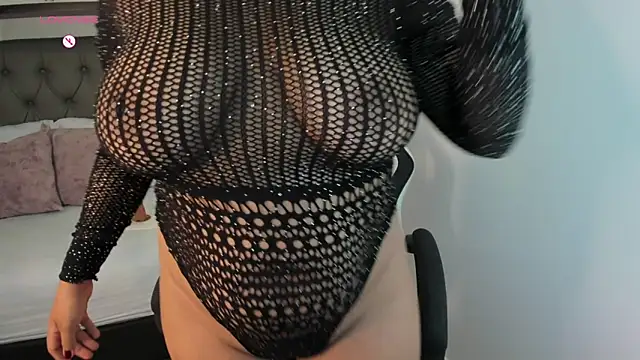 daniela crozee  online show from 11/08/25, 02:23