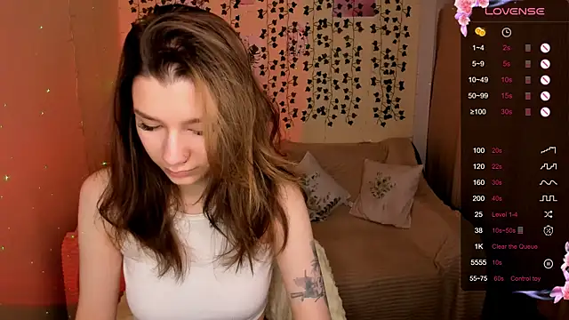 Snapshot of LinaBlossom_ chatting on 11/16/25, 02:06 LinaBlossom online show from 11/16/25, 02:06