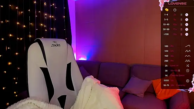 Snapshot of LinaBlossom_ chatting on 11/29/25, 08:17 LinaBlossom online show from 11/29/25, 08:17