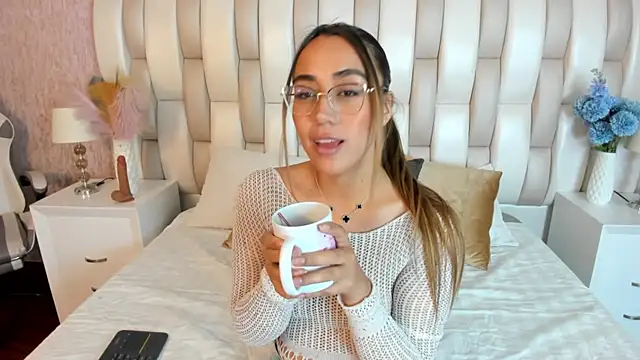 Snapshot of sara_ospina_ chatting on 10/15/25, 04:23 sara ospina online show from 10/15/25, 04:23