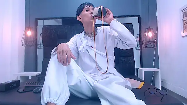 Daniel delux  online show from 10/21/25, 04:02