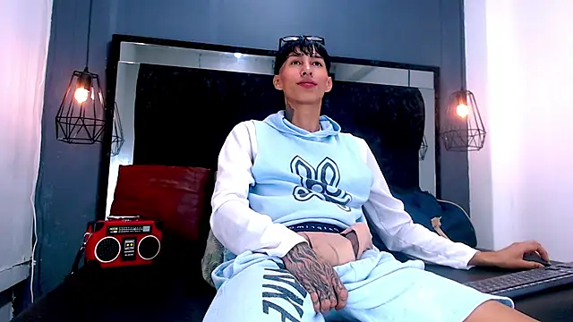 Daniel delux  online show from 11/28/25, 11:13