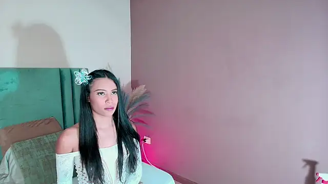 Snapshot of EmmaSaintt chatting on 10/17/25, 12:47 EmmaSaintt online show from 10/17/25, 12:47