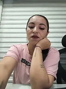 Snapshot of Alisson_Stonee chatting on 06/17/26, 05:10 Alisson Stonee online show from 06/17/26, 05:10