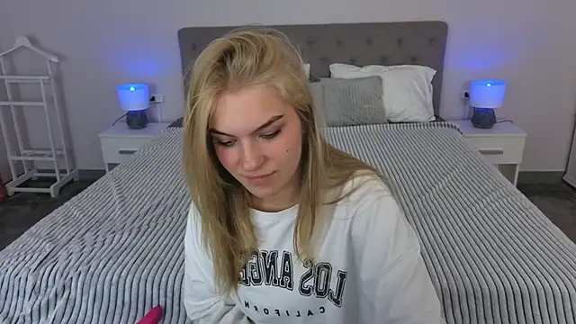 AlinaLiii online show from 04/28/26, 07:52