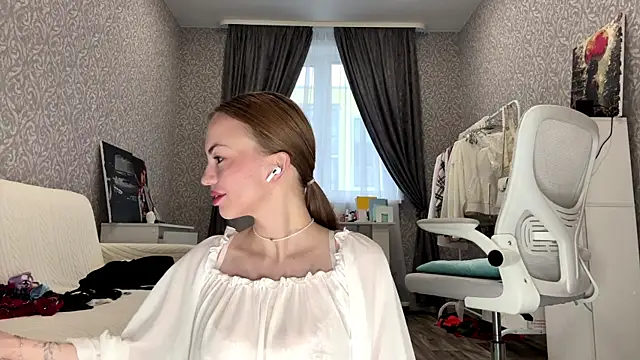 Snapshot of SofiaSmiles chatting on 10/19/25, 05:08 SofiaSmiles online show from 10/19/25, 05:08
