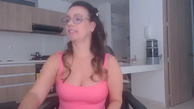 Snapshot of LovePaula chatting on 06/21/26, 11:57 LovePaula online show from 06/21/26, 11:57