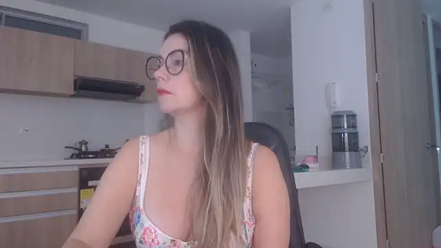 Snapshot of LovePaula chatting on 07/09/26, 12:31 LovePaula online show from 07/09/26, 12:31