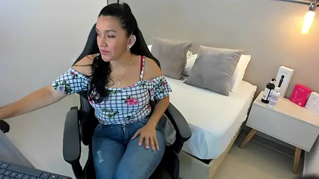 Snapshot of zoee_zi chatting on 09/26/25, 06:56 zoee zi online show from 09/26/25, 06:56