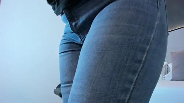 Snapshot of zoee_zi chatting on 10/24/25, 08:05 zoee zi online show from 10/24/25, 08:05