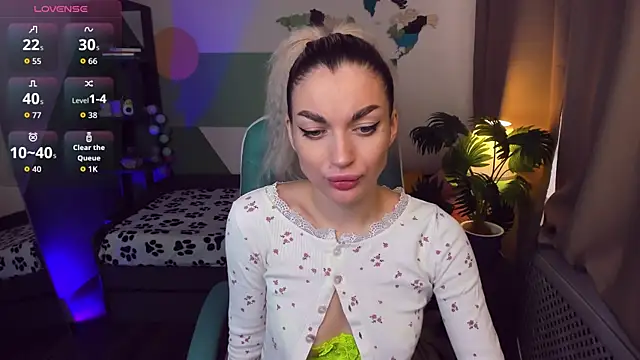 Snapshot of Alice_Cutieee chatting on 10/06/25, 10:34 Alice Cutieee online show from 10/06/25, 10:34