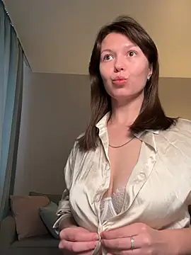 Snapshot of EllaCanny chatting on 05/05/26, 03:47 EllaCanny online show from 05/05/26, 03:47