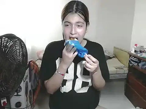 Snapshot of Mirage_Sertori chatting on 11/11/25, 06:52 Mirage Sertori online show from 11/11/25, 06:52