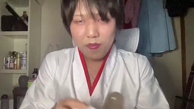 Snapshot of nuu1_221 chatting on 10/25/25, 05:51 nuu1 221 online show from 10/25/25, 05:51