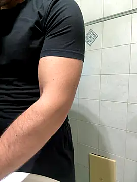 Snapshot of giovan2020 chatting on 11/17/25, 10:48 giovan2020 online show from 11/17/25, 10:48