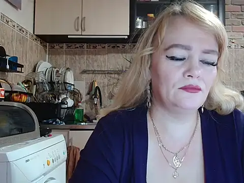 Snapshot of Sweet-blonde chatting on 10/17/25, 11:35 Sweet-blonde online show from 10/17/25, 11:35