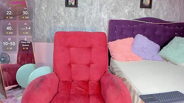 Lauren smiles online show from 03/15/26, 08:15