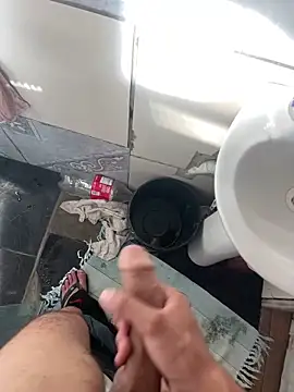 Snapshot of ooMiguel17CM chatting on 12/18/25, 07:20 ooMiguel17CM online show from 12/18/25, 07:20